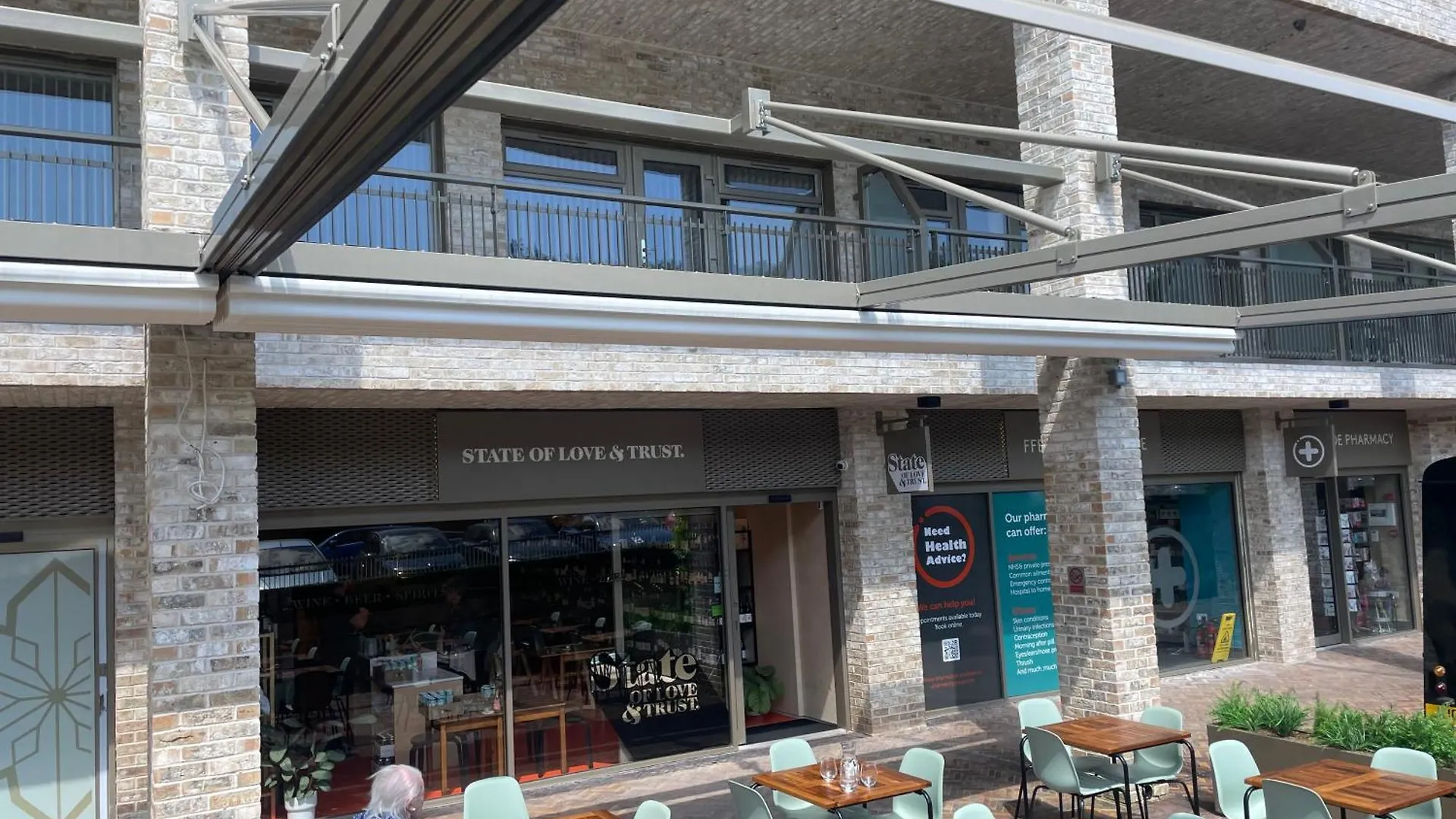 Supermarket, Restaurant & Parking Below With View Appartement