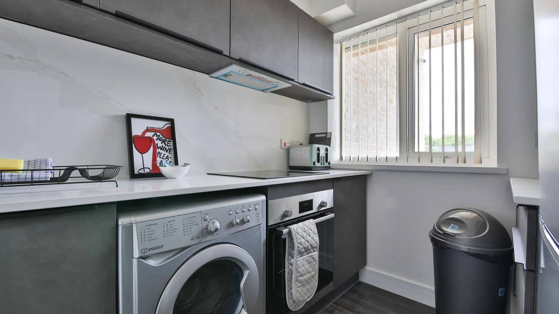 Supermarket, Restaurant & Parking Below With View Appartement Cardiff