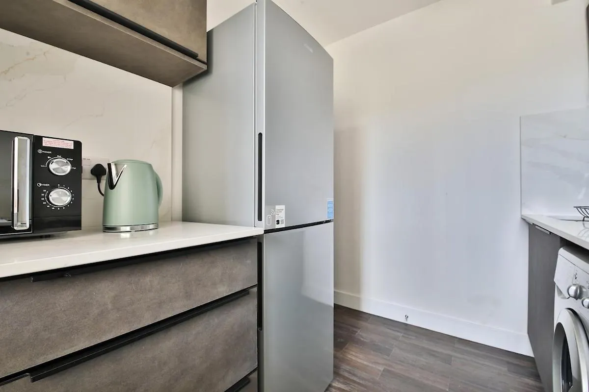 Supermarket, Restaurant & Parking Below With View Appartement Cardiff
