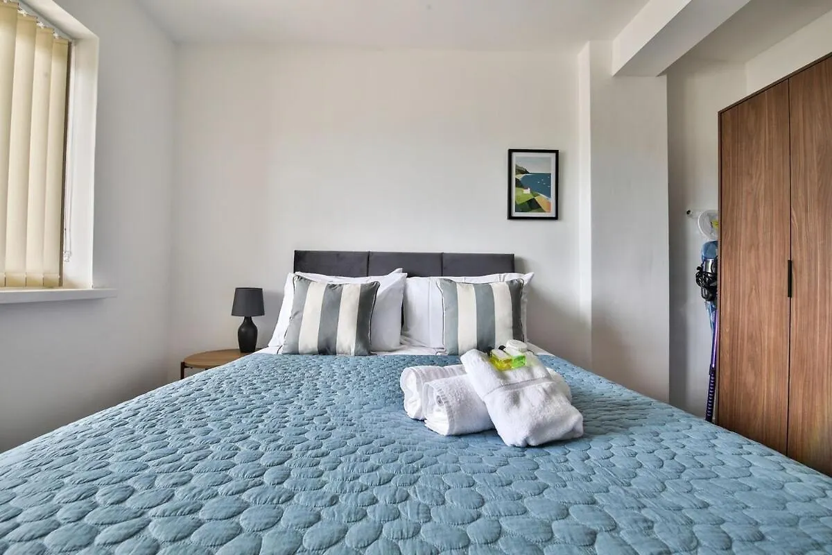 Supermarket, Restaurant & Parking Below With View Appartement Cardiff