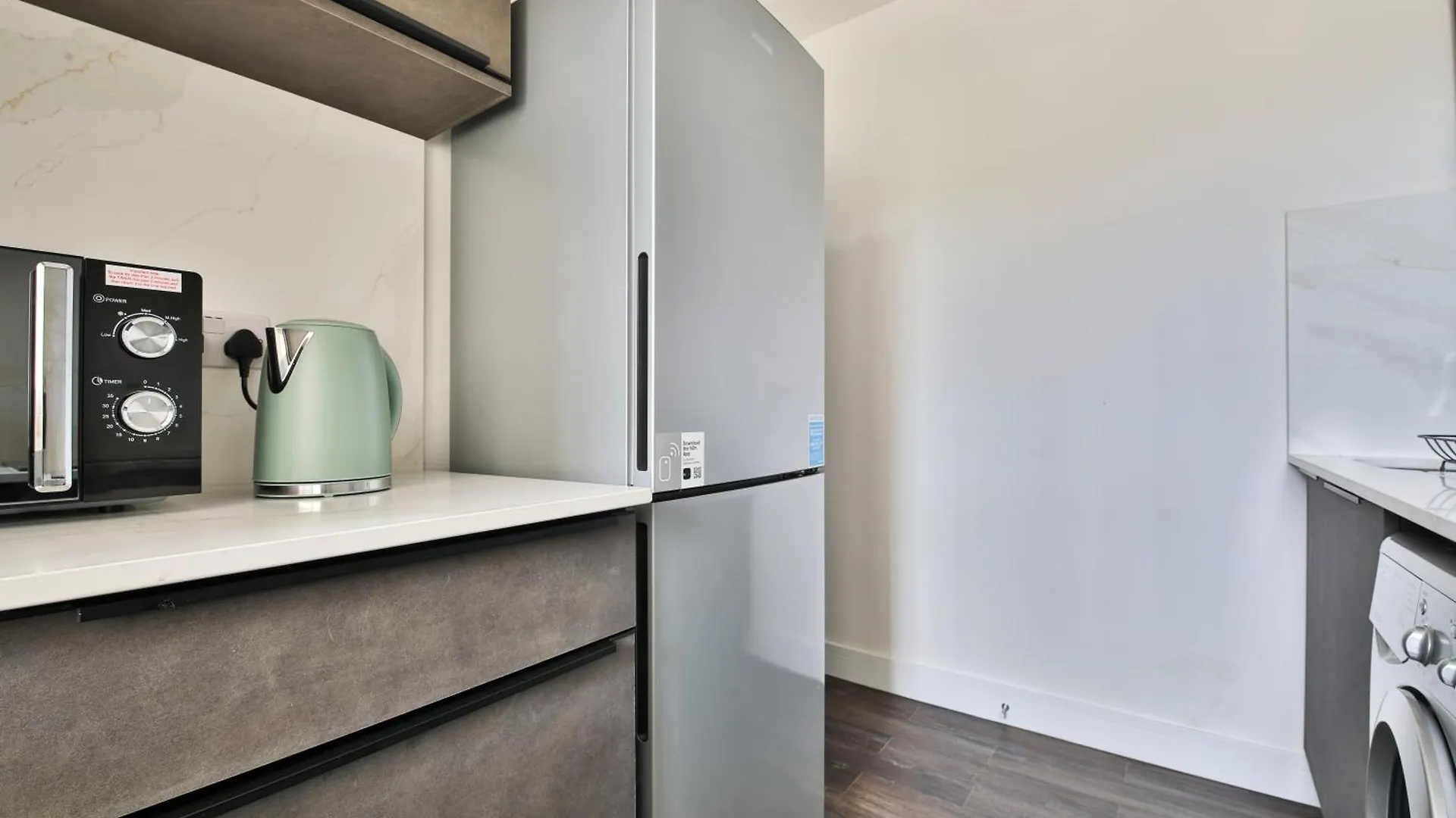 Amber Vista 2 Bedroom Apartments- Supermarket, Coffee Shop, Restaurants & Parking Below 카디프