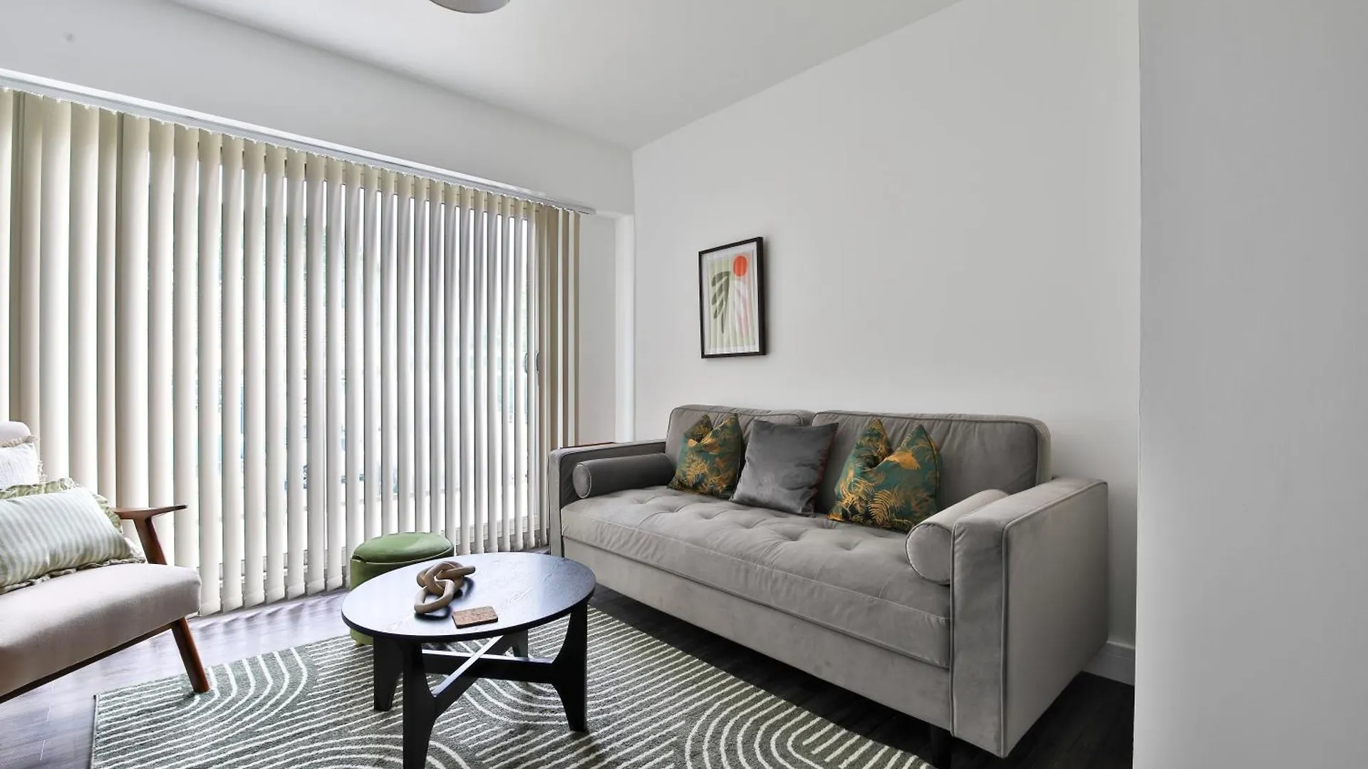 Amber Vista 2 Bedroom Apartments- Supermarket, Coffee Shop, Restaurants & Parking Below 카디프