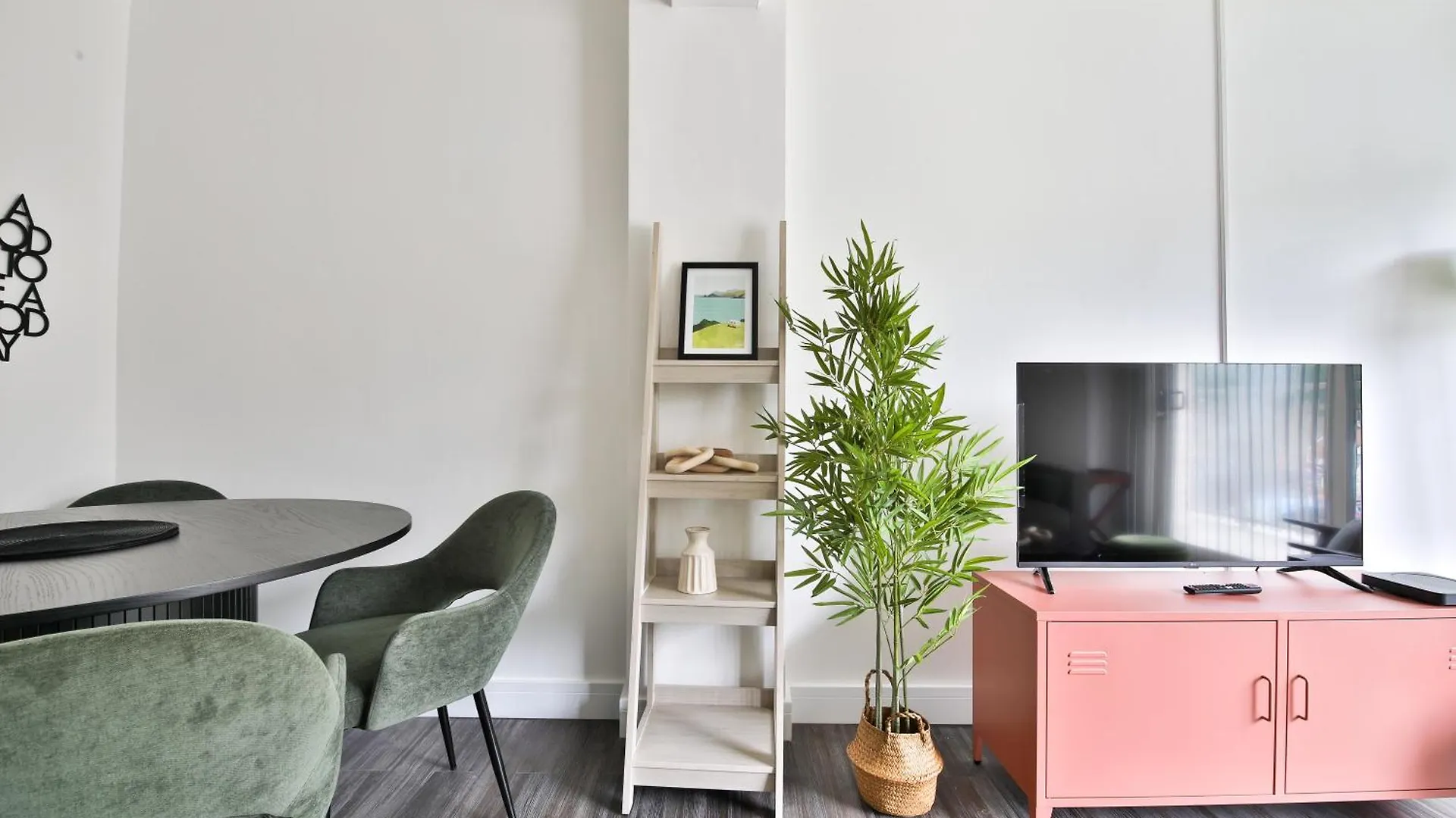 Amber Vista 2 Bedroom Apartments- Supermarket, Coffee Shop, Restaurants & Parking Below 카디프 아파트