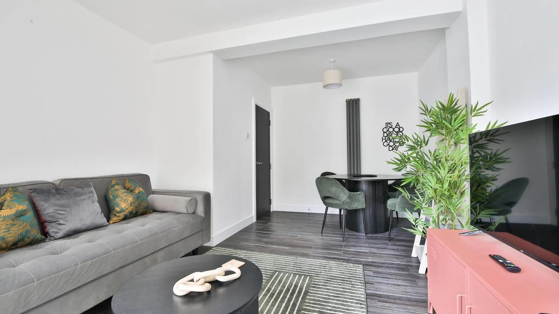 아파트 Amber Vista 2 Bedroom Apartments- Supermarket, Coffee Shop, Restaurants & Parking Below 카디프